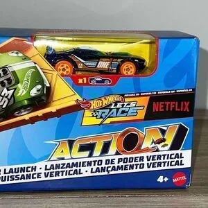 Mattel Hot Wheels Play Set Race Car With Action Stunt Track Spin & Score 4+
