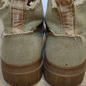 Men's  Canvas Chukka Boots Size 7.    M1