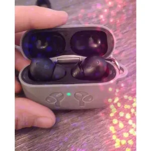 New 2020 Alternative bluetooth wireless pro headphones- black and white