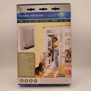 New In Box PETSAFE Plastic Pet Door Small 1-15 LBS New‎ 6-3/8"x10-1/8"
