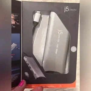 NEW J5create - 4K60 Elite USB-C Triple-Monitor 10Gbps Mini Dock - Space Grey
