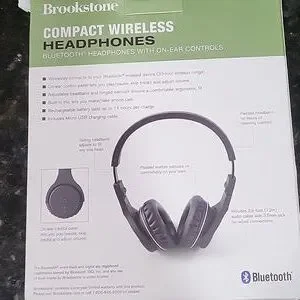 NIB Brookstone Black Compact Wireless Headphones