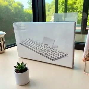 NIB GENERATION ONE IPAD KEYBOARD DOCK