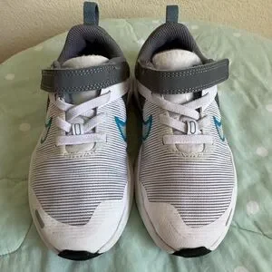 Nike Downshifter 12 DM4193-106 In Gray And White Kids Size 10.5