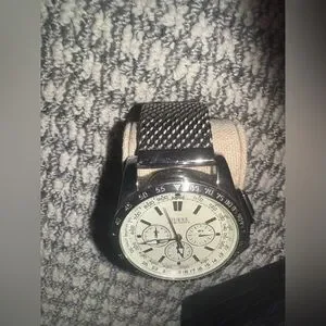 NWHT MEN GUESS WATCH