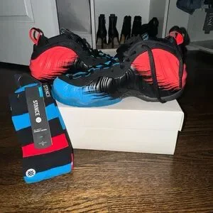 NWT AIR FOAMPOSITE PRO SPIDER-MAN WITH MATCHING SOCKS NWT NEVER USED