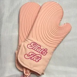 NWT Paris Hilton “That’s Hot” Oven Mitt Set