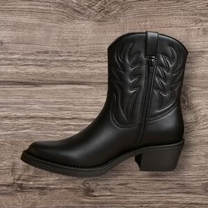 NWT Steve Madden Womens Black Western Ankle Boots NWT Steve Madden Womens Black Western Ankle Boots