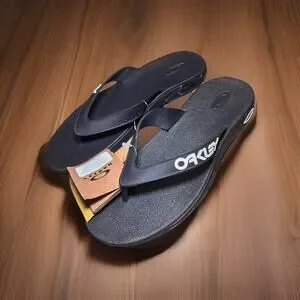 Oakley Men’s B1B Flip Flops Sandals Size 13 Black New With Tags