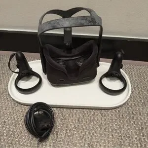 Oculus Quest 1st Gen 64GB Virtual Reality Headset And Controllers