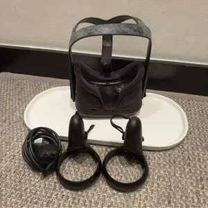Oculus Quest 1st Gen 64GB Virtual Reality Headset And Controllers