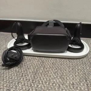 Oculus Quest 1st Gen 64GB Virtual Reality Headset and Controllers