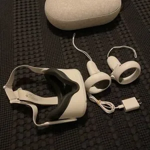 Oculus Quest 2 128GB White VR Headset With Controllers Carrying Case & Charger