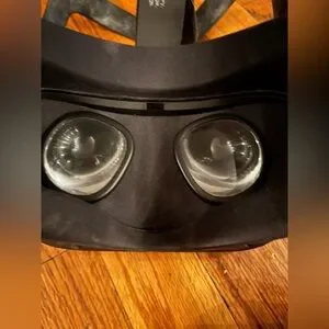 Oculus Quest VR Headset With Controllers - Black