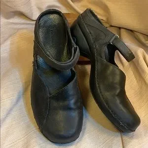 Patagonia leather wedged velcro maryjanes slideins