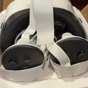 Quest 3S VR Headset - White