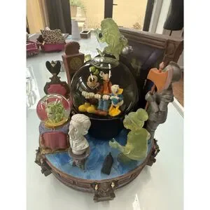RARE HAUNTED MANSION LARGE SNOWGLOBE New With Working Music