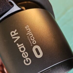 Samsung Black Smartphone VR Headset With Sleek Design