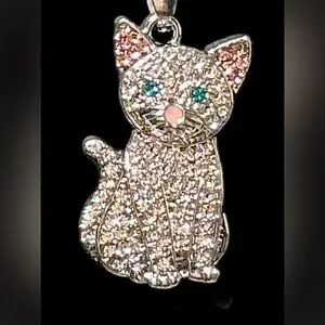 Sparkling Cat Pendant Necklace E64