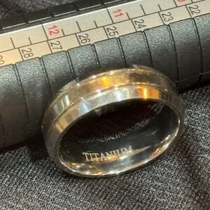 TITANIUM Ring Sz 10 Shiny Silver. Men’s UNISEX Size 10 Wedding Engagement