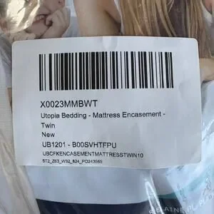 Twin Waterproof Mattress Encasement Zippered – Like New