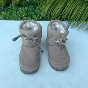 Ugg Classic Maxi Short Puffer Boots Kids Size: 3Y