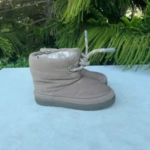 Ugg Classic Maxi Short Puffer Boots Kids Size: 3Y