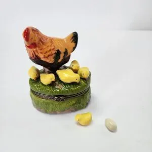 Vintage Ceramic Trinket Box with Hen and her Chicks