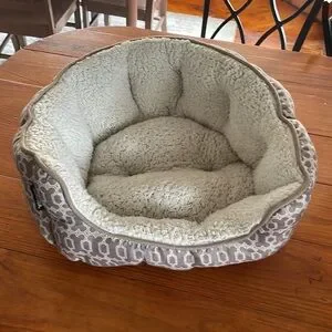 Wag & Woof Gray & White Insulated Small Medium Doughnut Dog Bed