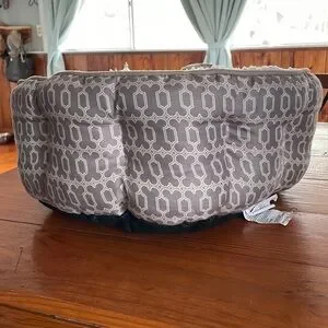 Wag & Woof Gray & White Insulated Small Medium Doughnut Dog Bed