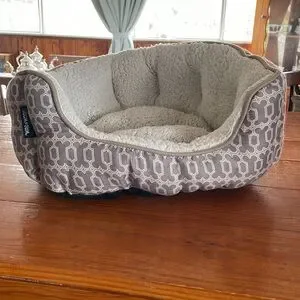 Wag & Woof gray & white insulated small medium doughnut dog bed