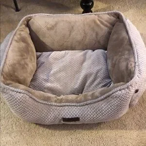 WAGS AND SMILES SMALL PET BED • 18” X 18”