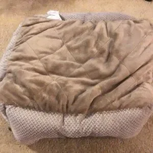 WAGS AND SMILES SMALL PET BED • 18” X 18”