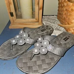 Wave Zone Gray Glittery Flower Sandals Women's Size 10