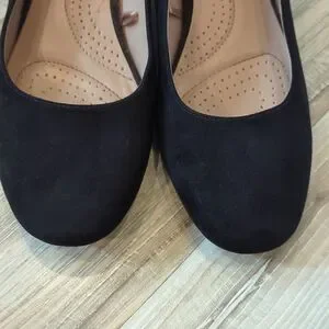 White mt. Pumps Women's 10 Black Round Toe Cushioned