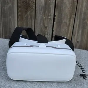 White Virtual Reality Headset With Black Straps