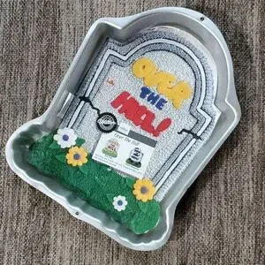 Wilton 1995 Over the Hill Cake Pan