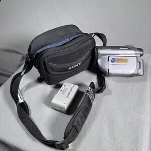 Y2K Sony Handycam DCR-DVD305 Camcorder DVD‎ 12x Zoom Carl Zeiss + Case Charger